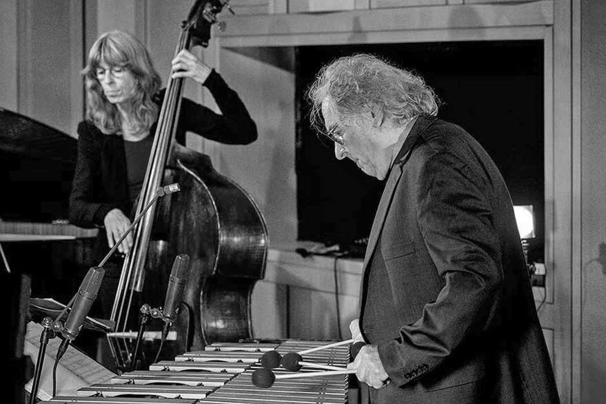 Zwei Musiker:innen an Vibraphone udn Kontrabass