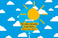 Das Bild zeigt eine Grafik. Auf einem blauen Hintergrund befinden sich verteilt viele weiße Wolken. In der Mitte der Grafik ist ein hellblauer Luftballon durch den eine Sonne im Hintergrund scheint. Auf dem Luftballon befindet sich folgender Text: "2025/2026. Für mehr Inklusion in der Kultur. Workshop-Reihe"