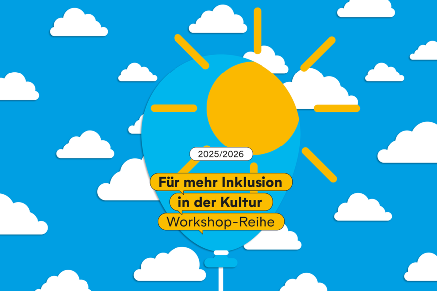 Das Bild zeigt eine Grafik. Auf einem blauen Hintergrund befinden sich verteilt viele weiße Wolken. In der Mitte der Grafik ist ein hellblauer Luftballon durch den eine Sonne im Hintergrund scheint. Auf dem Luftballon befindet sich folgender Text: "2025/2026. Für mehr Inklusion in der Kultur. Workshop-Reihe"
