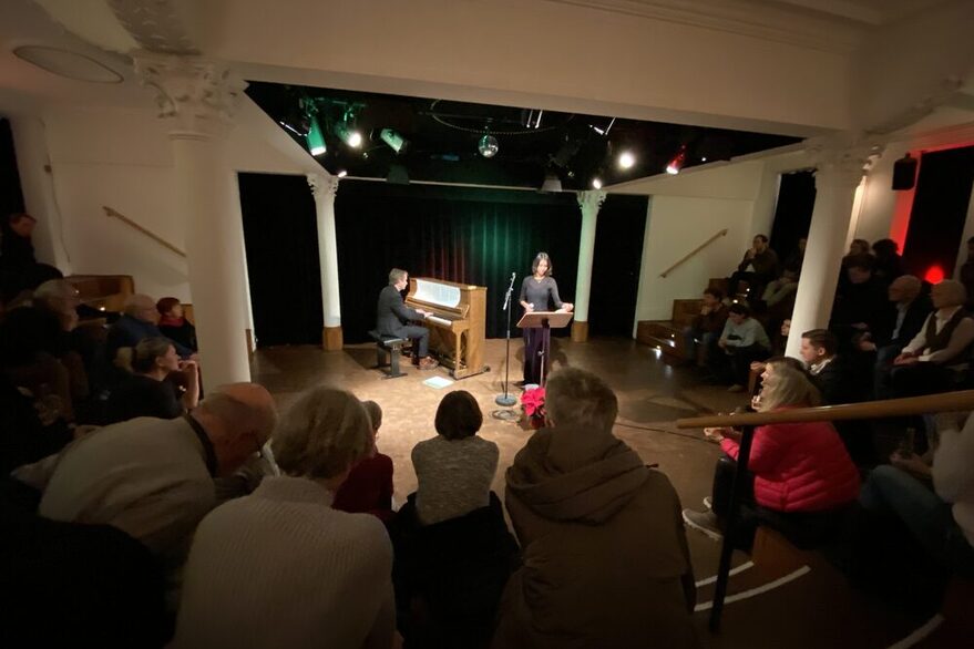 Foto im Studio des Wilhelma Theaters: Publikum sitzt vor Sängerin und Pianist am Klavier