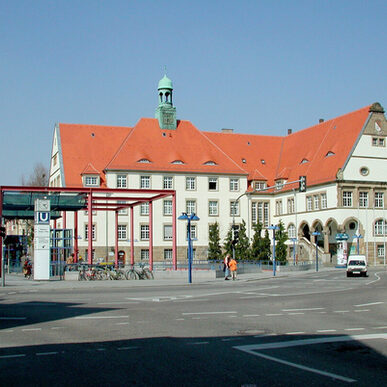Bezirksrathaus am Wilhelm-Geiger-Platz