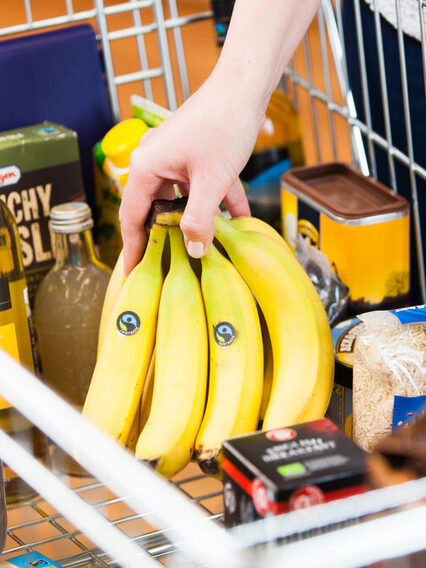 Mehrere Produkte mit Fairtrade-Siegel liegen in einem Einkaufswagen.