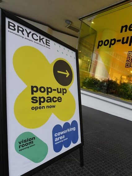 Mit der BRYCKE hat die Landeshauptstadt Stuttgart eine Plattform und einen Raum geschaffen, der Visionen, innovative Produkte und Menschen verbindet. Start-ups und Unternehmen, Kreative und Techies tauschen sich aus und gestalten die Zukunft aktiv mit.