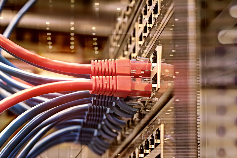 Mehrere Kabel sind an einem Server eingesteckt.