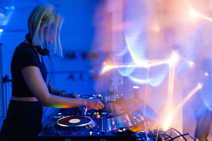 DJane legt Musik auf
