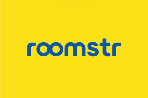 roomstr_Schriftzug auf gelben Hintergrund