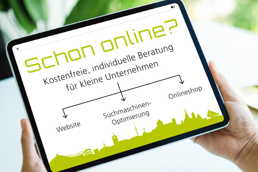 Eine Person hält ein Tablet in der Hand, auf dem Bildschirm steht "Schon online?"