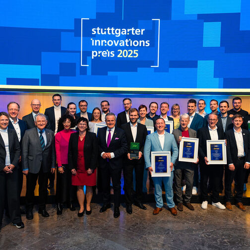 Gruppenbild der Gewinner des dritten Stuttgarter Innovationspreises im Stuttgarter Rathaus.