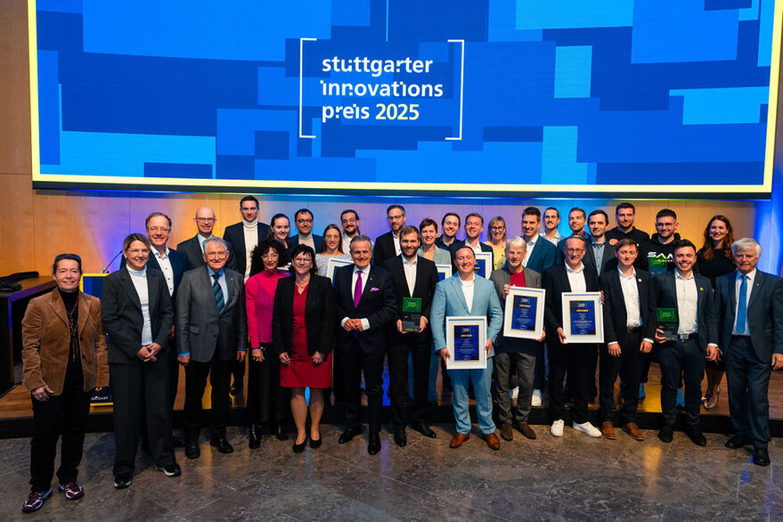 Gruppenbild der Gewinner des dritten Stuttgarter Innovationspreises im Stuttgarter Rathaus.