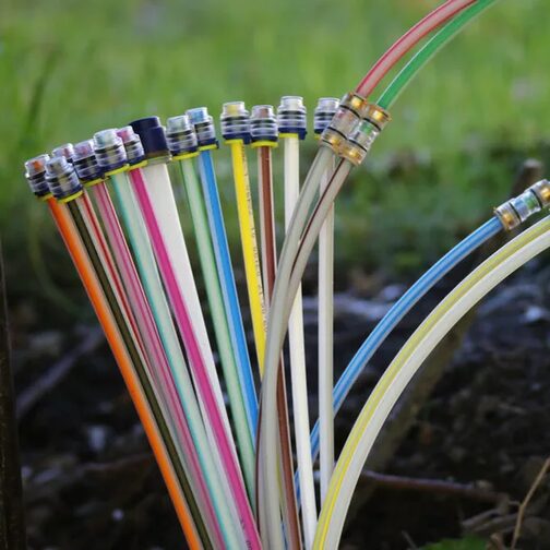 Die Verlegung von Glasfaserkabeln ist ein Garant für einen stabilen und schnellen Internetzugang.