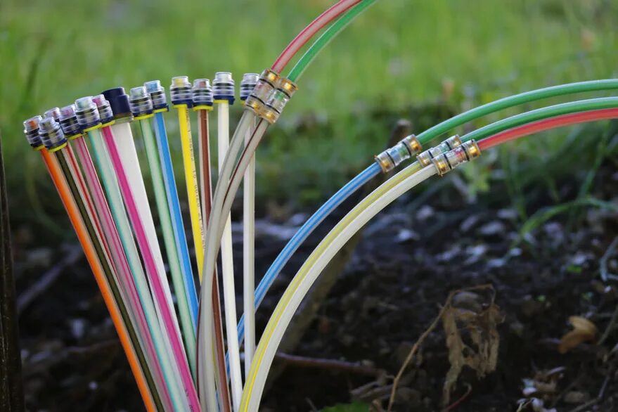 Die Verlegung von Glasfaserkabeln ist ein Garant für einen stabilen und schnellen Internetzugang.