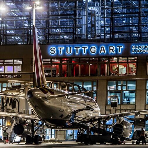 Der Flughafen Stuttgart bei Nacht.