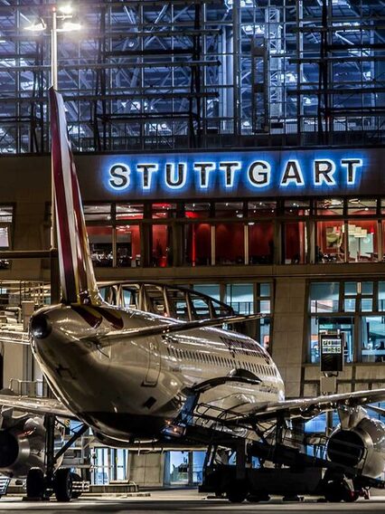 Der Flughafen Stuttgart bei Nacht.