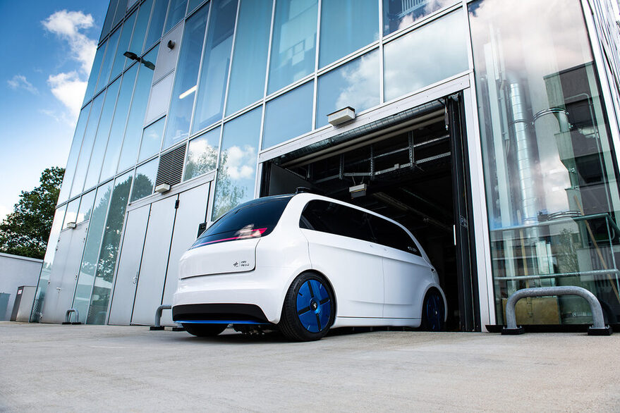 Weißes Stadtauto, dass vom Deutschen Zentrum für Luft- und Raumfahrt entwickelt wird. Es nennt sich Urban Modular Vehicle.