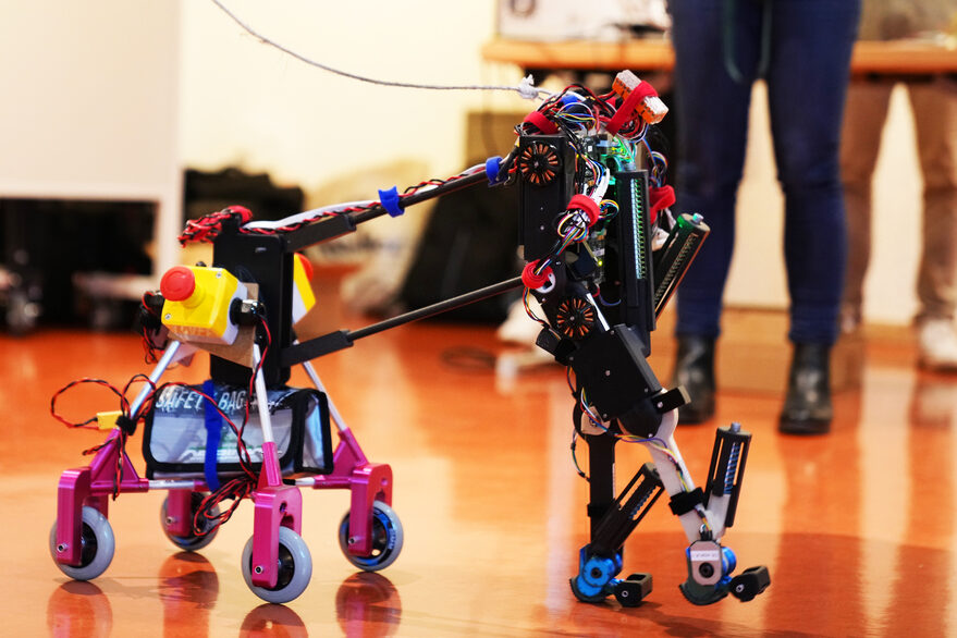 Roboter mit Rollen und Beinen